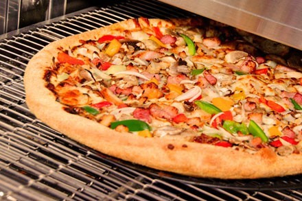 Po ok 8 minutach kiedy ciasto nabiera przepięknego złotobrązowego koloru i niepowtarzalnego zapachu to znak, że Twoja pizza jest już gotowa!
